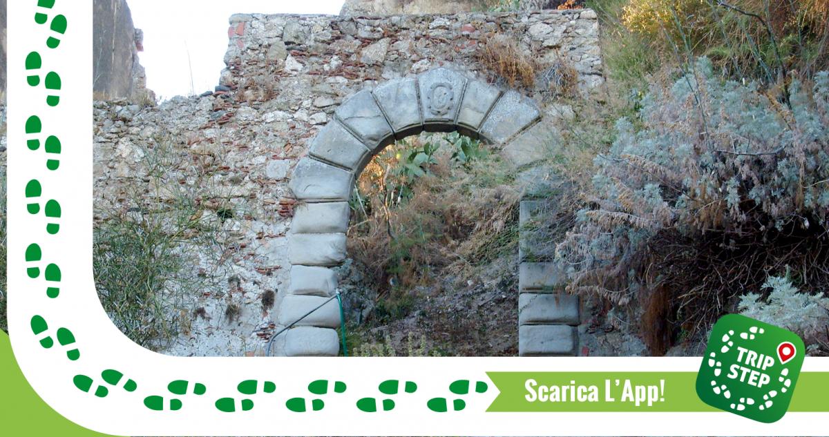 Castello di Petenfur resti di uno degli antichi portali foto di Eugenio Nicola Scarcella via Wikimedia Commons