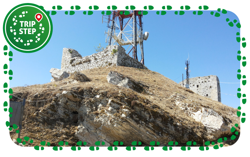 Alcamo castello dei Ventimiglia perimetro e antenna foto di Daniele Pugliesi via Wikimedia Commons