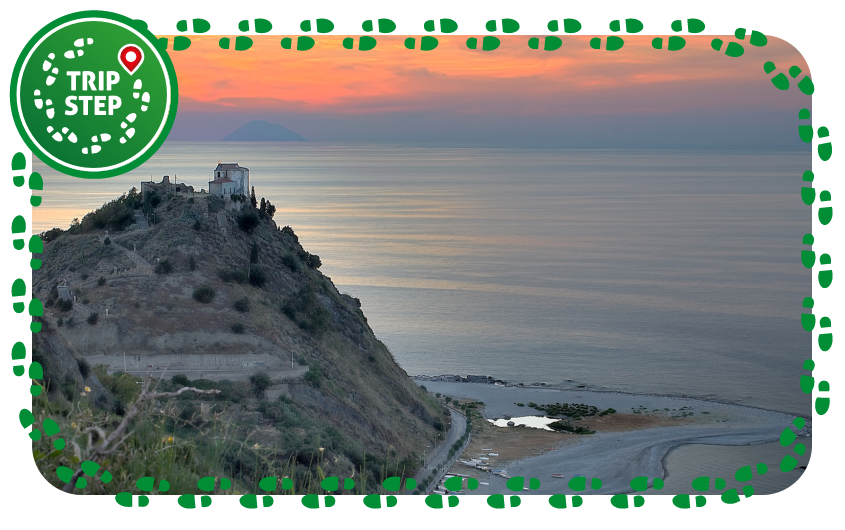 Capo d'Orlando panorama con Santuario al tramonto foto di Nicola di Maria via Wikimedia Commons