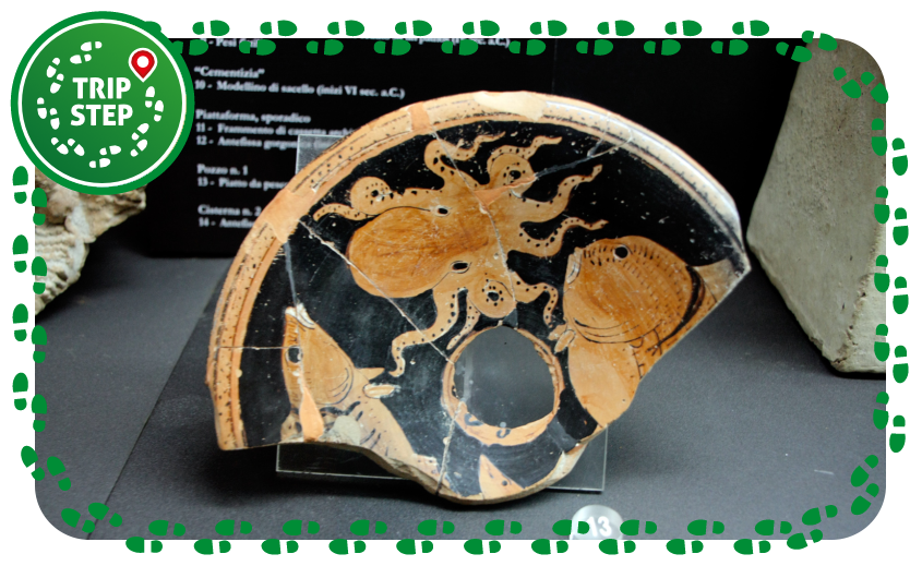 Museo archeologico di Gela piatto del IV sec a.C. foto di Davide Mauro via Wikimedia Commons