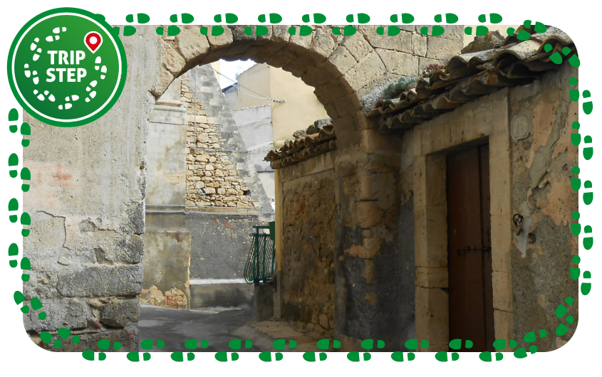 Porta del Bastione lungo il tracciato delle antiche mura di Militello fatte costruire da Abbo Barresi nel 1337 foto di Gimalgi73 via Wikimedia Commons