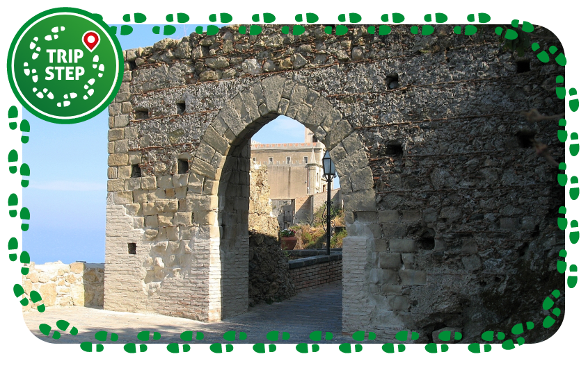 Savoca antica porta della città foto di: Pinodario via Wikimedia Commons