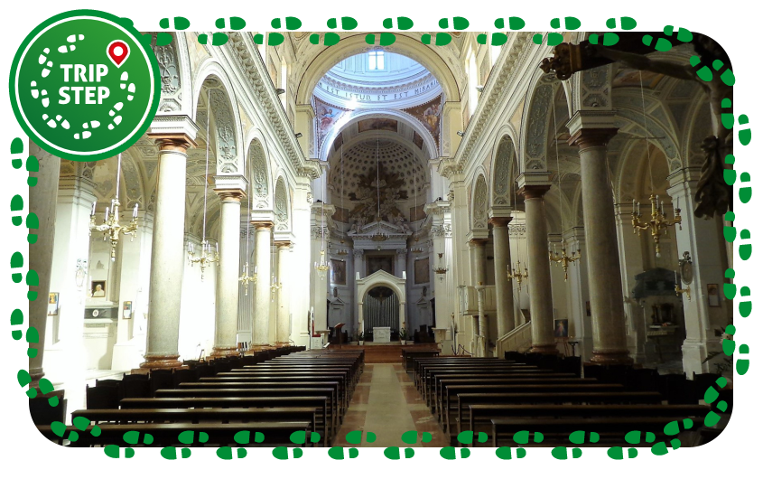 Cattedrale di San Lorenzo navata centrale foto di: Effems via Wikimedia Commons